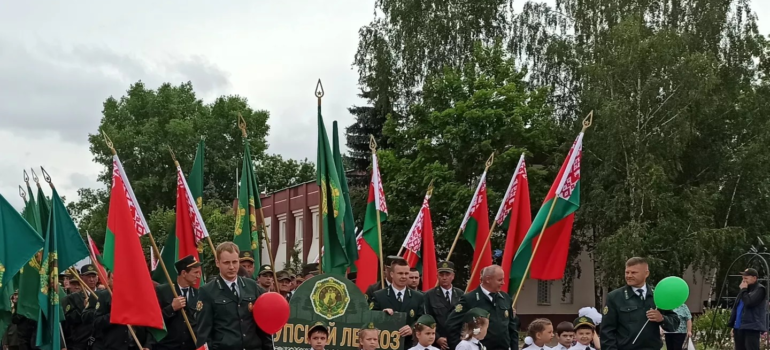 В городе Крупки трудовые коллективы, общественные объединения готовятся к параду-шествию «Я за тебя сердцем, Беларусь».