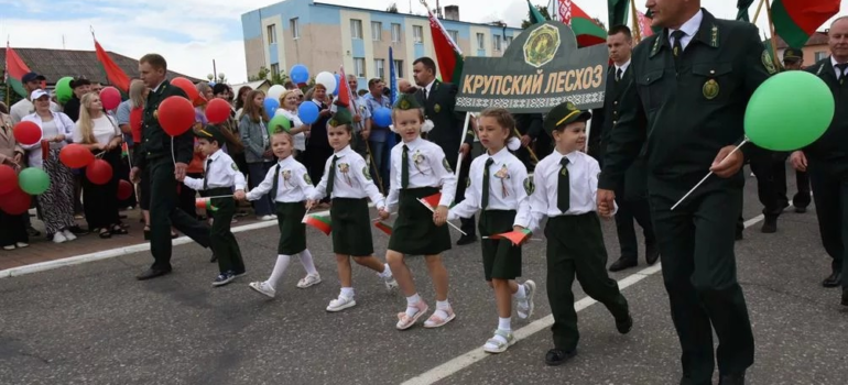 На центральной площади в Крупках состоялся торжественный митинг, посвященный Дню Независимости Республики Беларусь и 80-летию освобождения Беларуси от немецко-фашистских захватчиков.