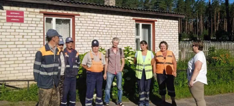 Делегат Всебелорусского народного собрания, лесничий Гумновского лесничества Жанна Черкас встретилась с работниками участка ДРСУ-164 в агрогородке Ухвала